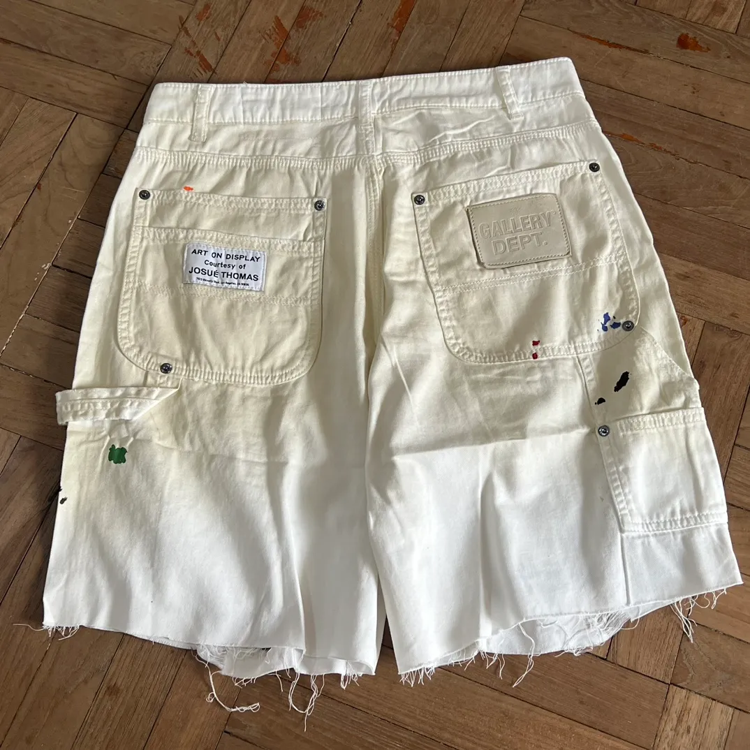 Details of accessories GALLERY DEPT. FLEA CARPENTER SHORTS Ink knife-cut mud-dyed denim shorts Destroyed VINTAGE distressed denim shorts Distressed white S-XL Rewashed cement dyed to make old Knife cut holes and cat whiskers worn away Customized complete set of accessories with logo Handmade acrylic splash-ink graffiti